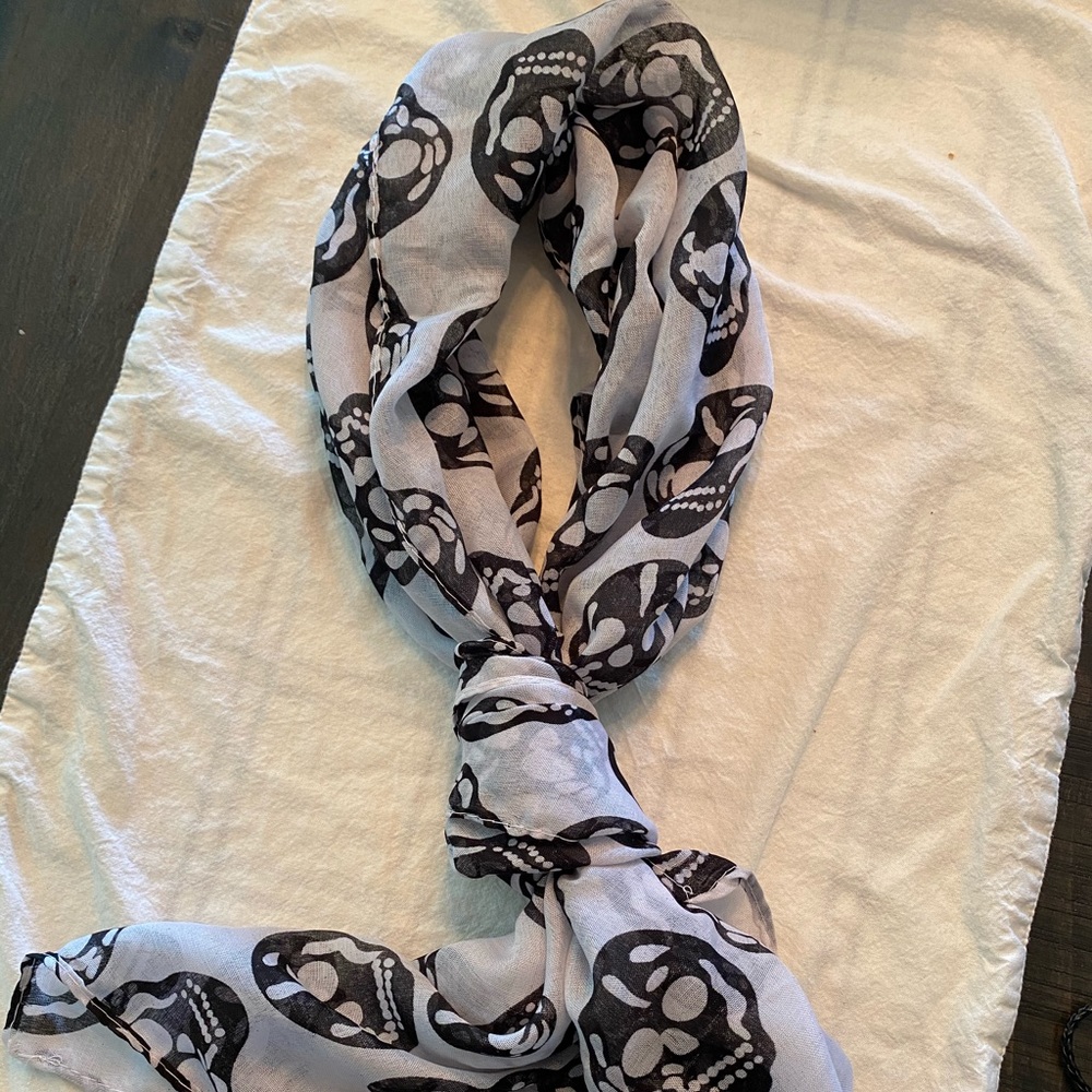 Lightweight skull scarf